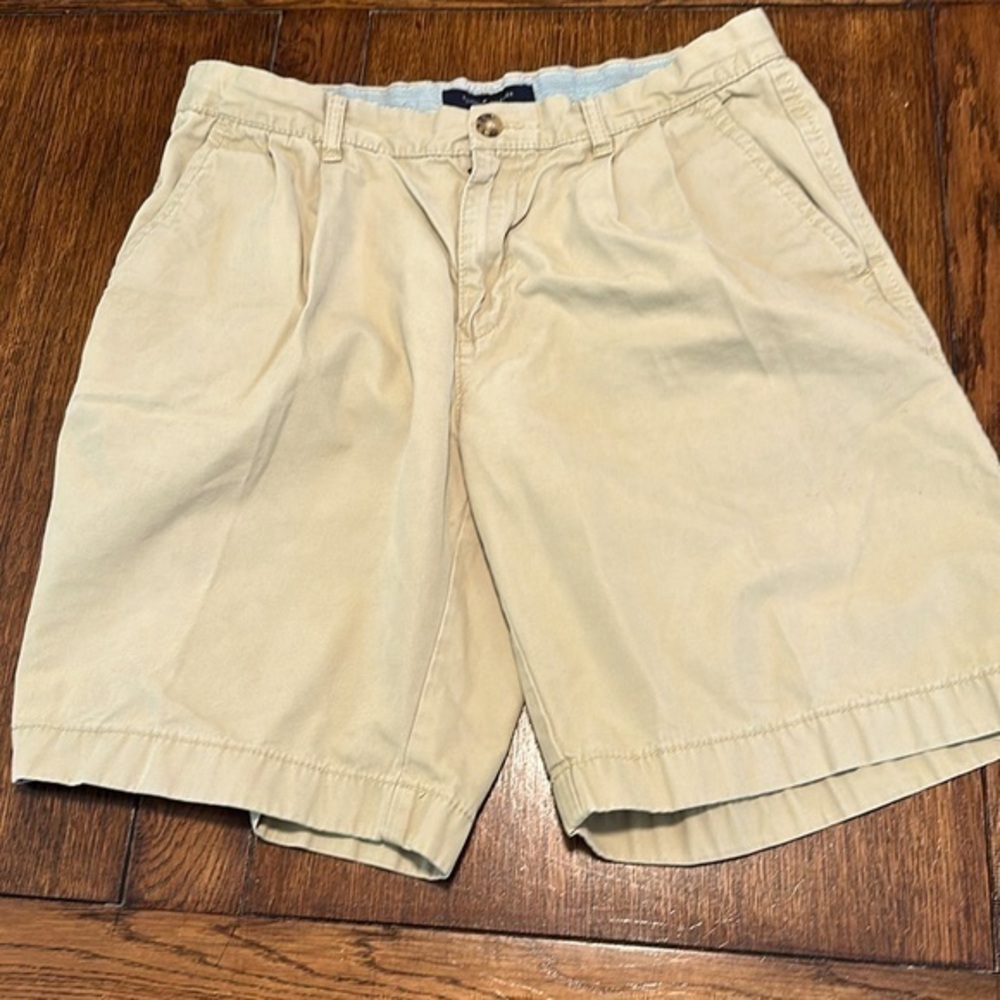 Men’s Tommy Hilfiger pleated  khaki shorts size 34